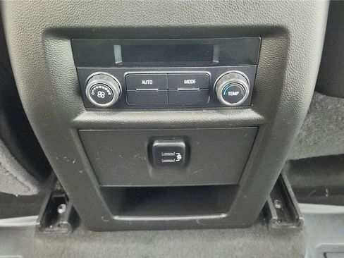 Used 2018 Chevrolet Traverse LT FWD image 16