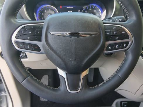 Used 2023 Chrysler Pacifica Touring-L FWD image 17