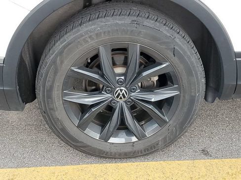 Used 2024 Volkswagen Tiguan SE AWD/4WD image 32