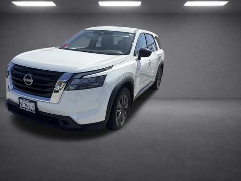 Used 2024 Nissan Pathfinder S FWD image 3