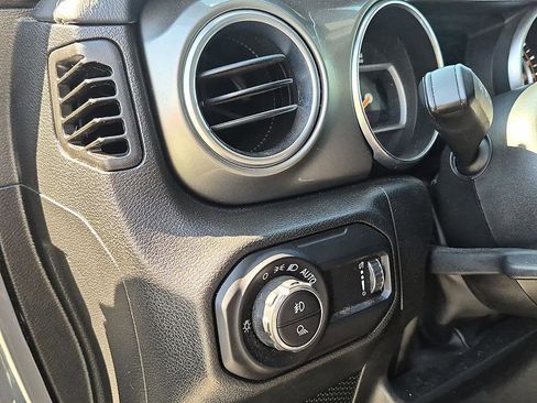 Used 2023 Jeep Gladiator Overland AWD/4WD image 14