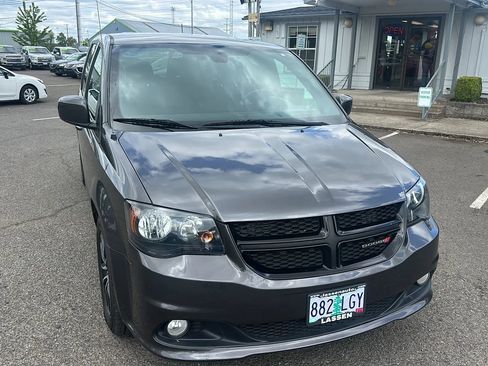 Used 2018 Dodge Grand Caravan SE image 1