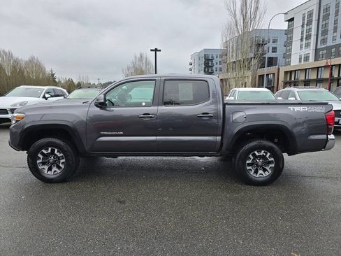 Used 2018 Toyota Tacoma TRD Off-Road image 2