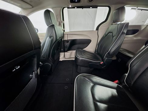 Used 2023 Chrysler Pacifica Limited FWD image 23
