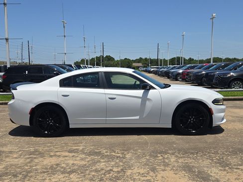 Used 2018 Dodge Charger SXT w/ Blacktop Package RWD image 2