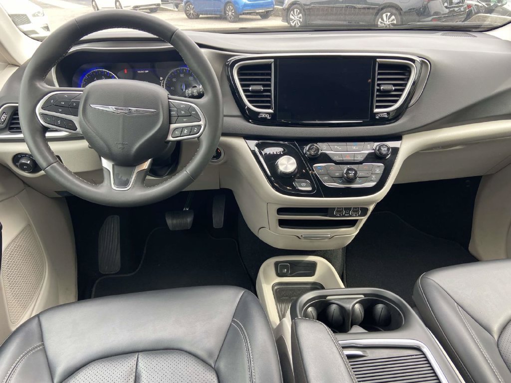 Used 2024 Chrysler Pacifica Touring-L FWD image 10