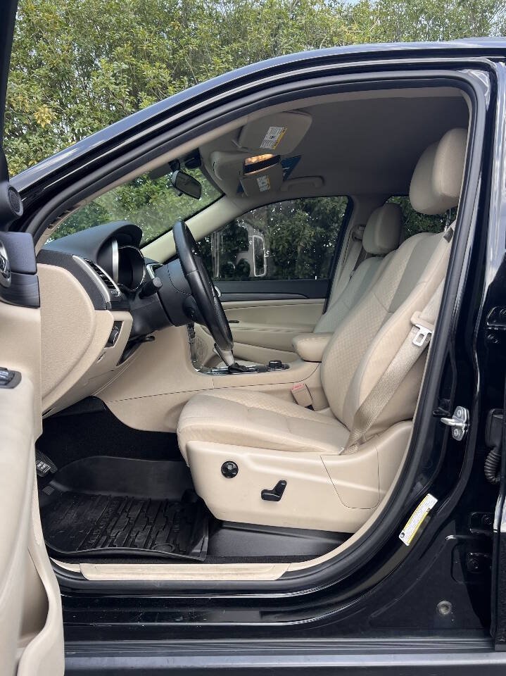Used 2020 Jeep Grand Cherokee Laredo AWD/4WD image 13