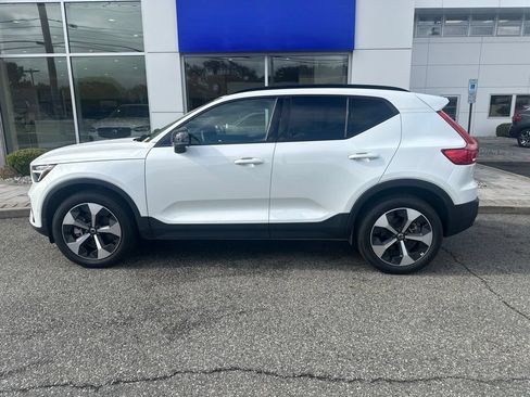 Used 2025 Volvo XC40 B5 Plus AWD/4WD image 2