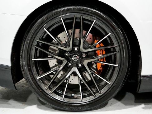 Used 2020 Nissan GT-R Premium image 25