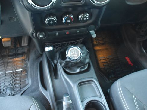 Used 2016 Jeep Wrangler Rubicon AWD/4WD image 32