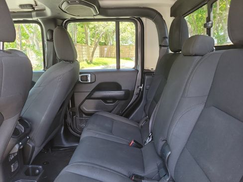 Used 2023 Jeep Gladiator Overland AWD/4WD image 14