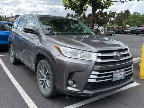 Used 2017 Toyota Highlander XLE AWD/4WD image 3