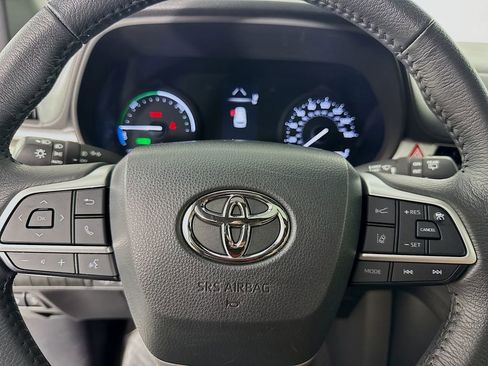 Used 2024 Toyota Sienna XLE image 16