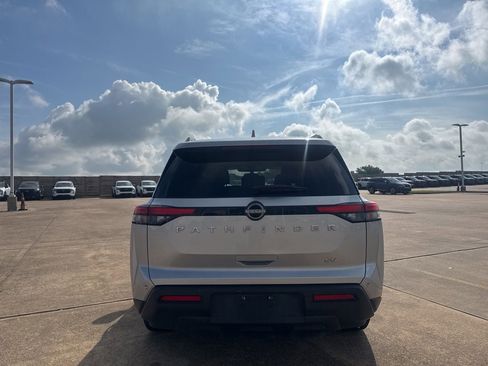Used 2022 Nissan Pathfinder SV FWD image 19