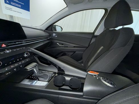Used 2025 Hyundai Elantra SEL image 19