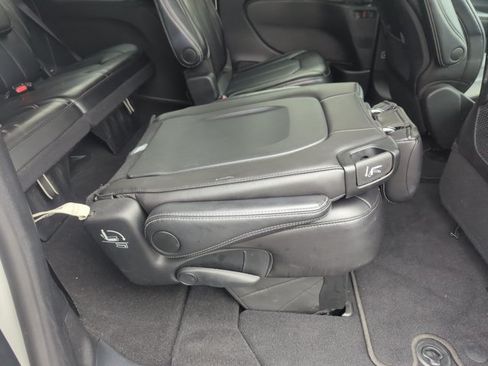 Used 2025 Chrysler Pacifica Select FWD image 25