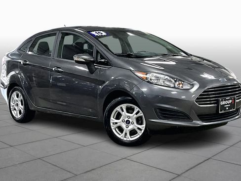 Used 2015 Ford Fiesta SE image 2
