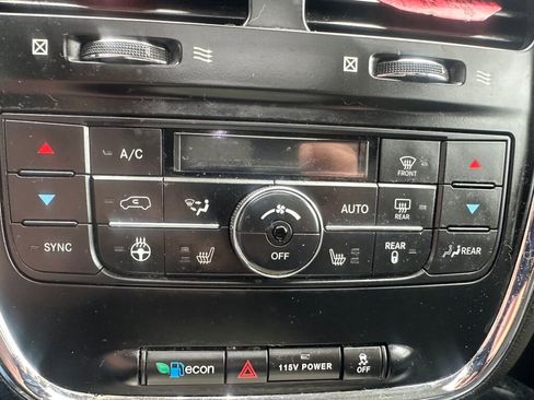 Used 2016 Chrysler Town & Country Limited FWD image 25