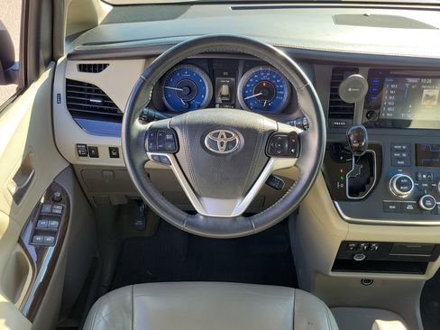 Used 2017 Toyota Sienna XLE Premium image 19