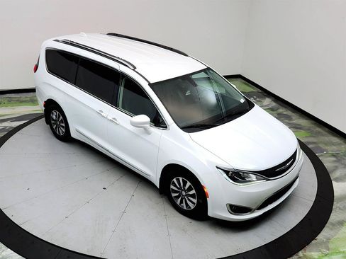 Used 2020 Chrysler Pacifica Touring-L Plus FWD image 34