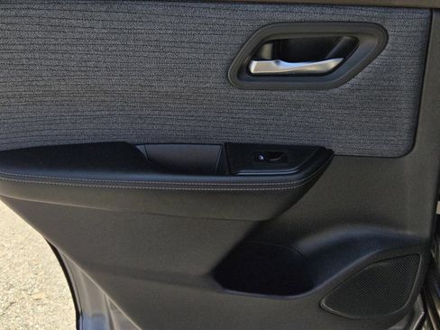 Used 2023 Nissan Rogue SV FWD image 9