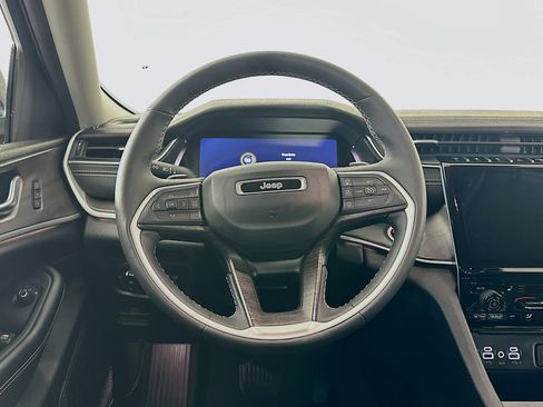 Used 2023 Jeep Grand Cherokee Limited w/ Trailer Tow Prep Group (B) image 18