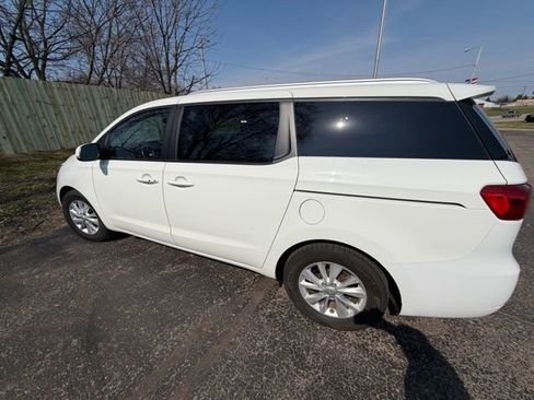 Used 2017 Kia Sedona LX w/ LX Essentials Premium Package image 3