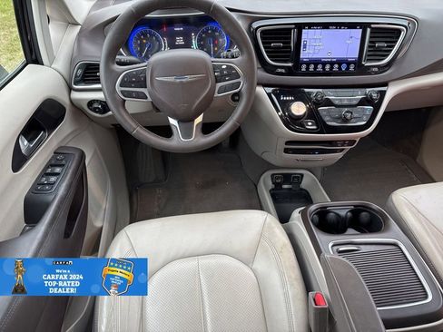 Used 2017 Chrysler Pacifica Touring-L Plus w/ Tire & Wheel Group image 3