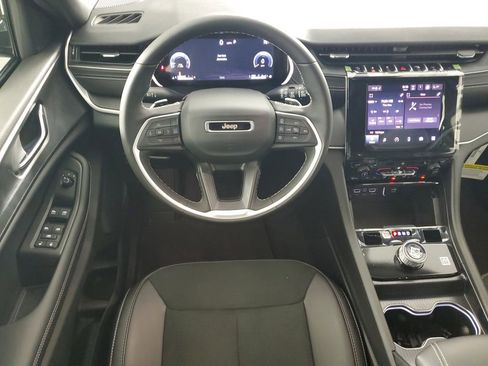 New 2025 Jeep Grand Cherokee Altitude image 14