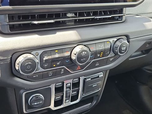 Used 2025 Jeep Wrangler Unlimited Sahara AWD/4WD image 14