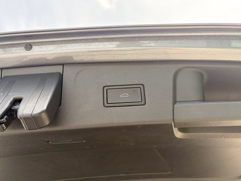 Used 2025 Volkswagen Atlas SE AWD/4WD image 19