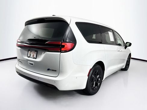Used 2024 Chrysler Pacifica Limited FWD image 10