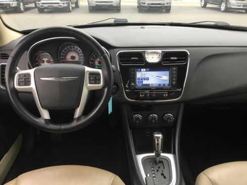 Used 2011 Chrysler 200 Limited image 10