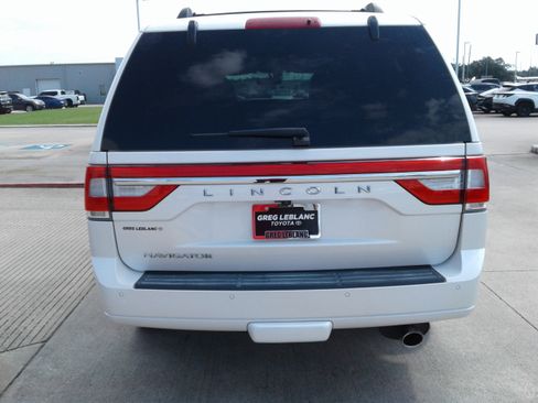 Used 2017 Lincoln Navigator Select image 6
