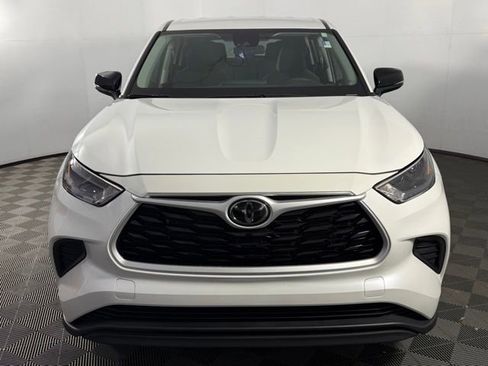 Used 2023 Toyota Highlander L image 2