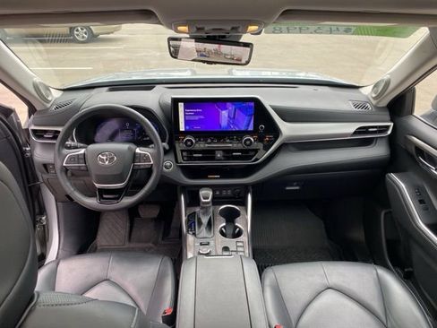 Used 2024 Toyota Highlander Platinum image 15