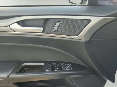 Used 2017 Ford Fusion SE w/ Fusion SE Technology Package FWD image 16