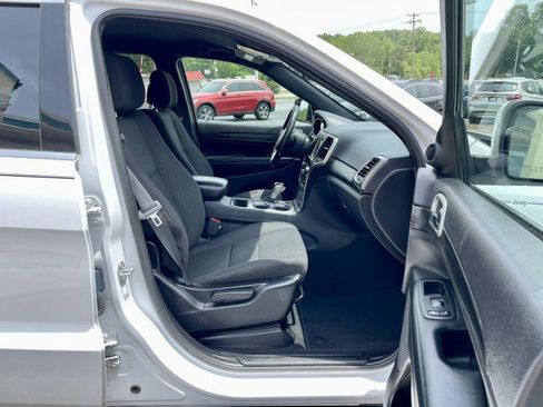 Used 2021 Jeep Grand Cherokee Laredo image 22