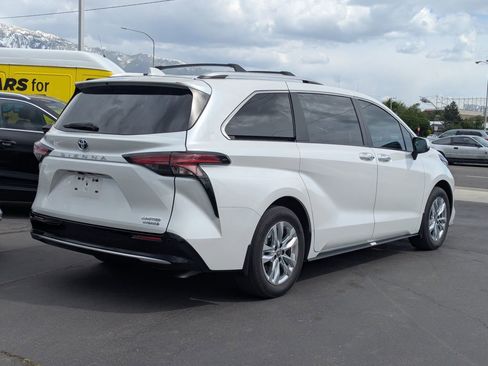 Used 2024 Toyota Sienna Limited FWD image 4