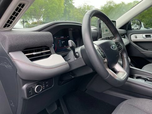 Used 2025 Ford Explorer Active RWD image 28