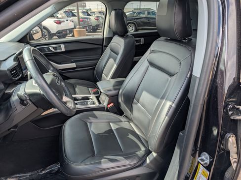 Used 2022 Ford Explorer XLT w/ Equipment Group 202A image 9