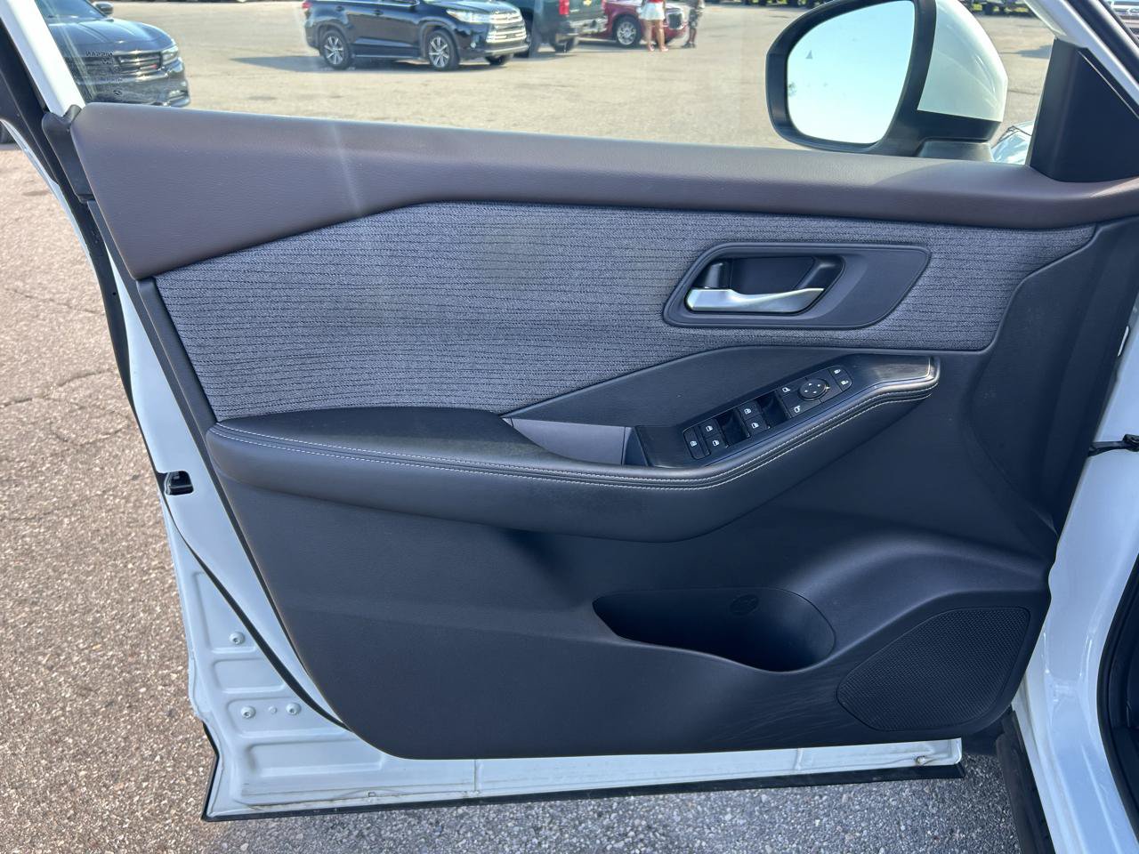 Used 2022 Nissan Rogue SV AWD/4WD image 14