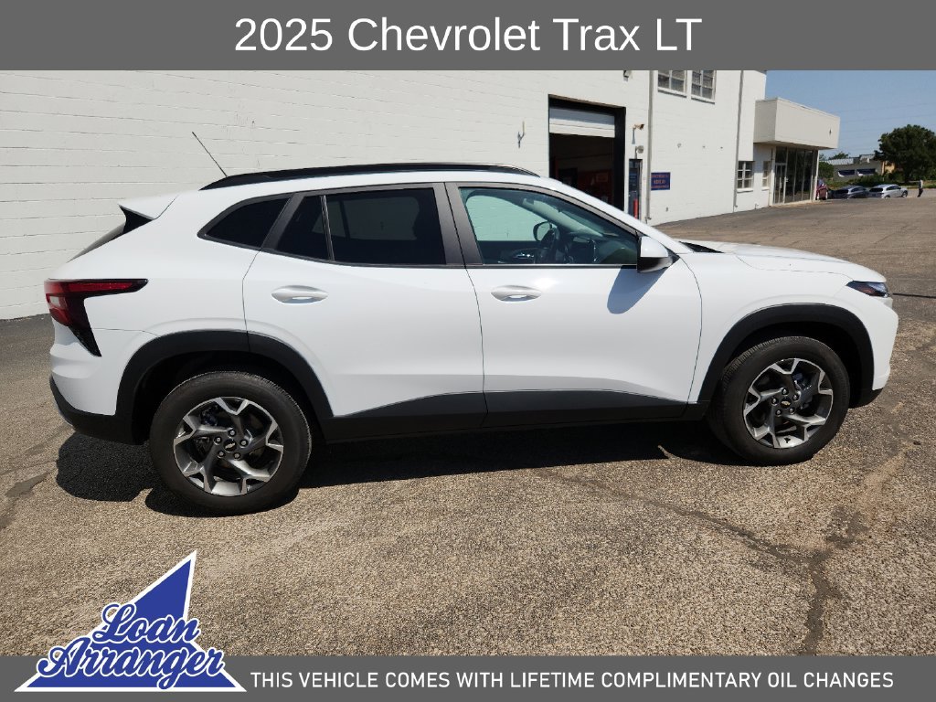 Used 2025 Chevrolet Trax LT FWD image 14