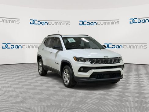 Used 2022 Jeep Compass Latitude w/ Sun and Sound Group AWD/4WD image 2