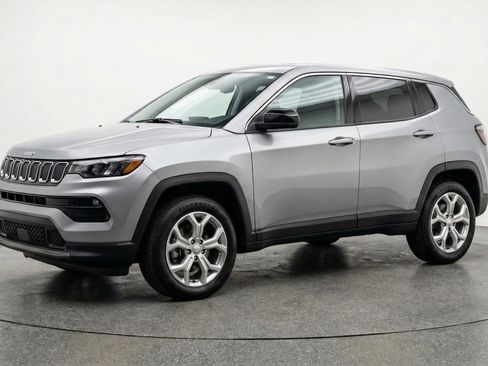 Used 2025 Jeep Compass Latitude image 3