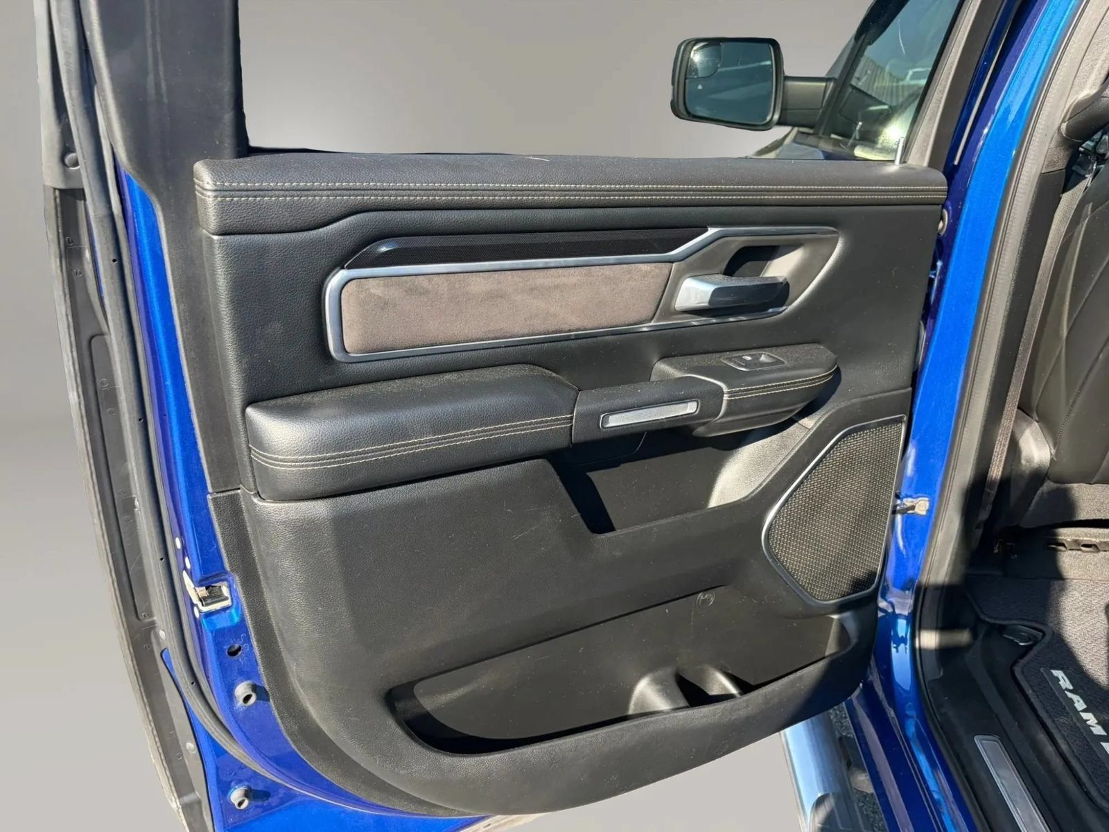 Used 2019 RAM 1500 Laramie w/ Sport Appearance Package AWD/4WD image 26