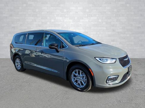 Used 2025 Chrysler Pacifica Select image 2