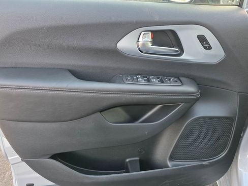 New 2026 Chrysler Pacifica Limited image 12