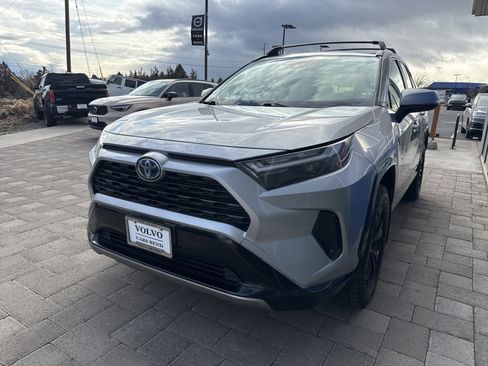 Used 2023 Toyota RAV4 SE image 3