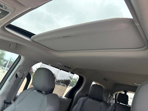 Used 2023 Toyota Sienna XLE AWD/4WD image 19